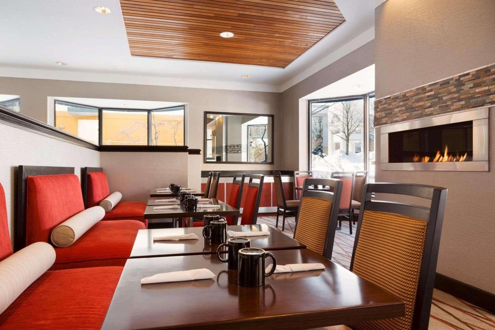Radisson Akron-Fairlawn Copley Montrose ภายนอก รูปภาพ