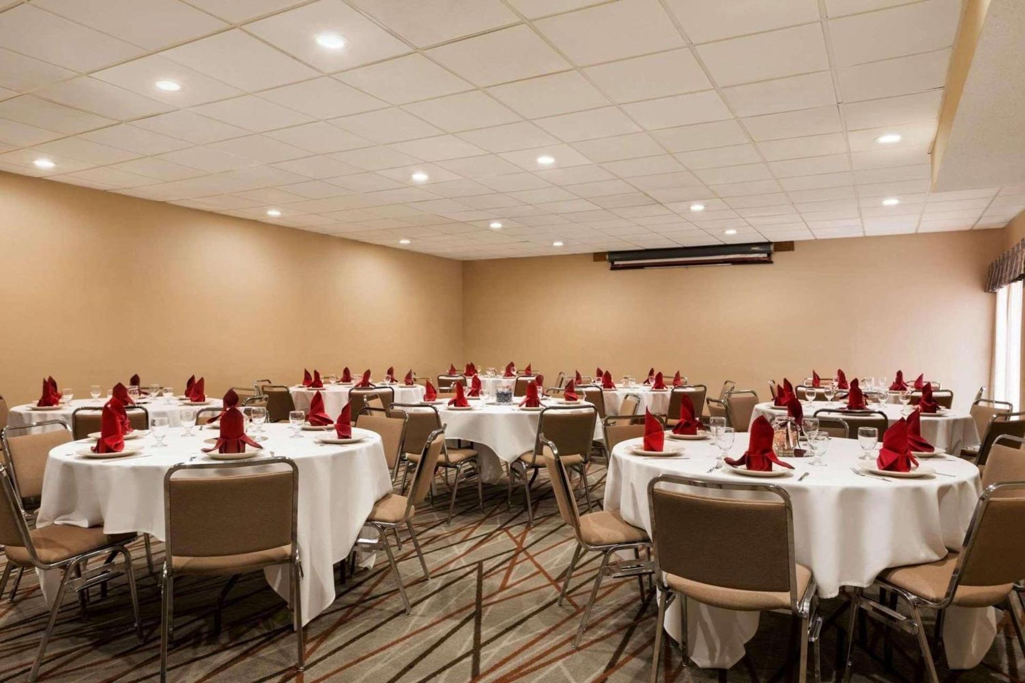 Radisson Akron-Fairlawn Copley Montrose ภายนอก รูปภาพ
