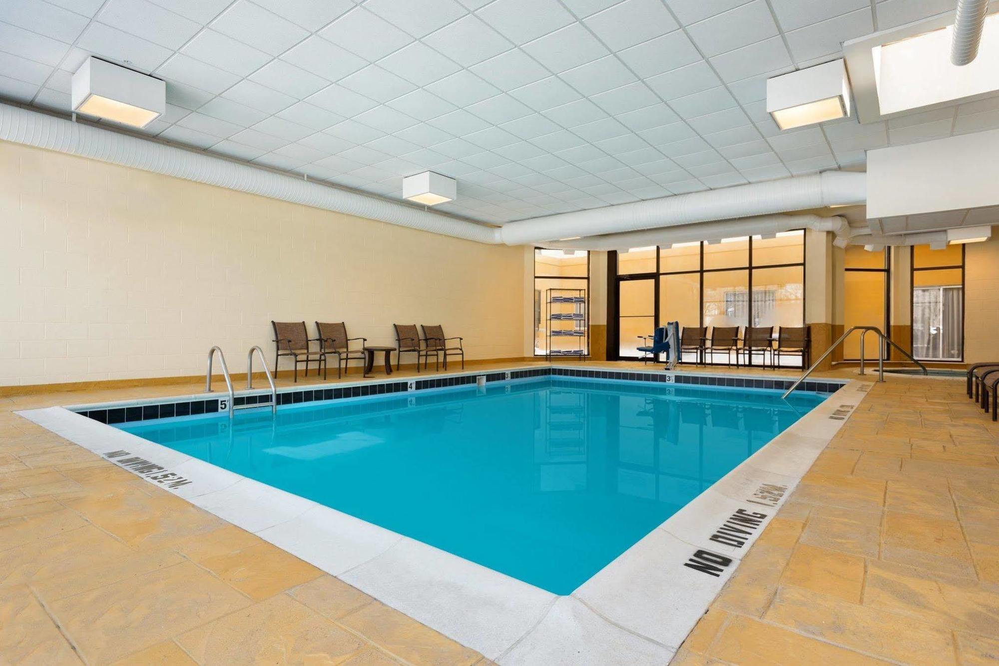 Radisson Akron-Fairlawn Copley Montrose ภายนอก รูปภาพ