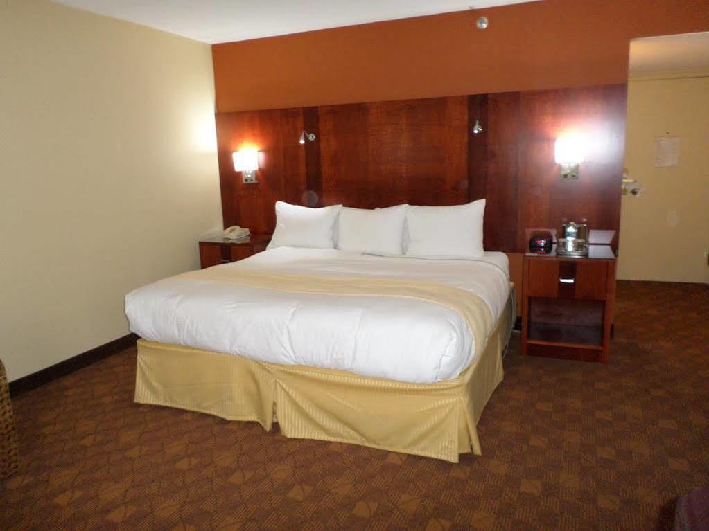 Radisson Akron-Fairlawn Copley Montrose ภายนอก รูปภาพ